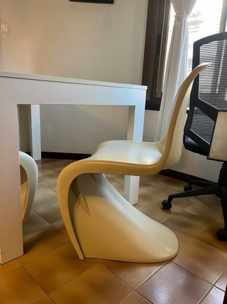Mesa extensible blanca con 4 sillas de plastico