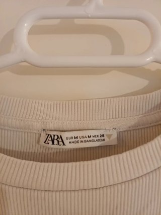 Camiseta Zara manga volante