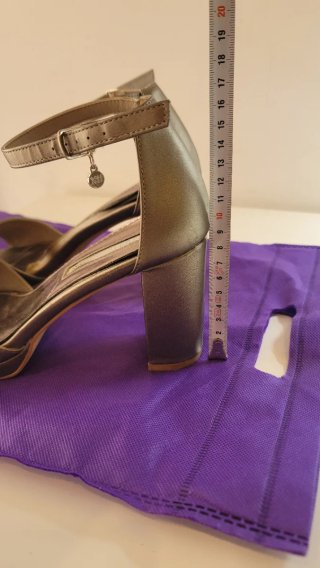 Zapatos sandalias de tacón XTI grises y plateados
