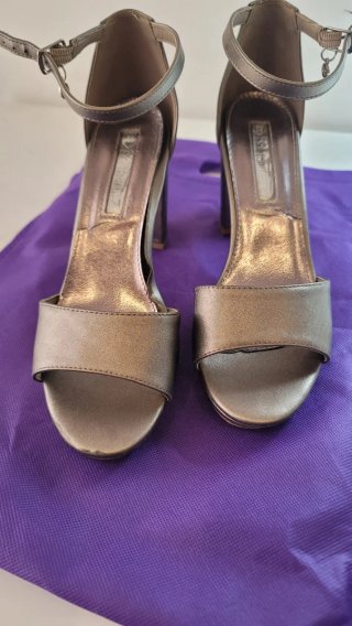Zapatos sandalias de tacón XTI grises y plateados