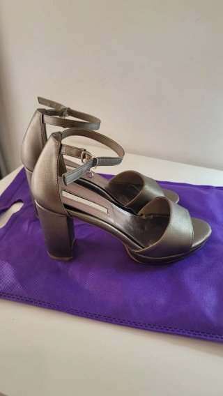 Zapatos sandalias de tacón XTI grises y plateados