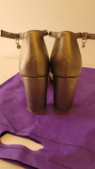 Zapatos sandalias de tacón XTI grises y plateados