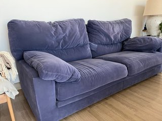 Sofá azul de 3 plazas y sofa azul de 2 plazas .