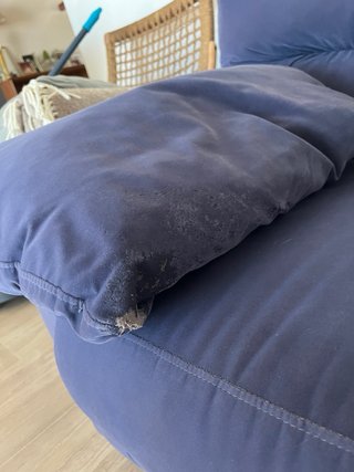 Sofá azul de 3 plazas y sofa azul de 2 plazas .