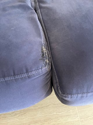Sofá azul de 3 plazas y sofa azul de 2 plazas .
