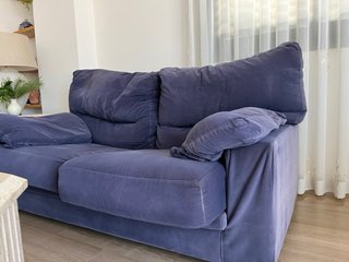 Sofá azul de 3 plazas y sofa azul de 2 plazas .