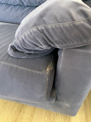 Sofá azul de 3 plazas y sofa azul de 2 plazas .