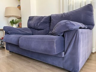 Sofá azul de 3 plazas y sofa azul de 2 plazas .