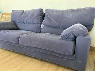 Sofá azul de 3 plazas y sofa azul de 2 plazas .
