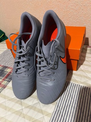Botas de fútbol Nike grises 44/5 1 solo uso