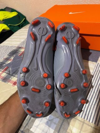 Botas de fútbol Nike grises 44/5 1 solo uso
