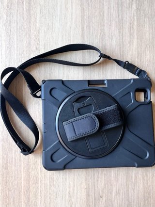 Funda anticaídas para iPad con correa