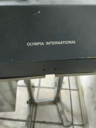 Máquina de escribir Olympia International con carr