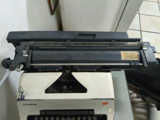 Máquina de escribir Olympia International con carr