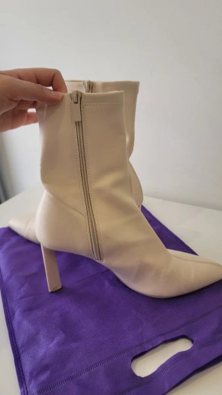 Botines tacón beige Stradivarius