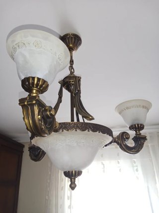 Lámpara de techo dorada y blanca