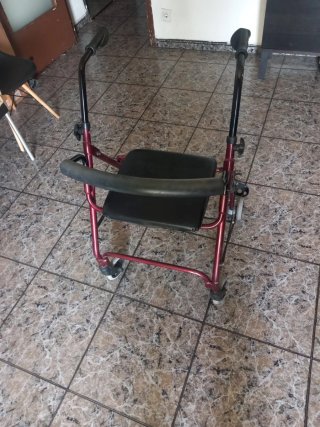 Andador con asiento y ruedas
