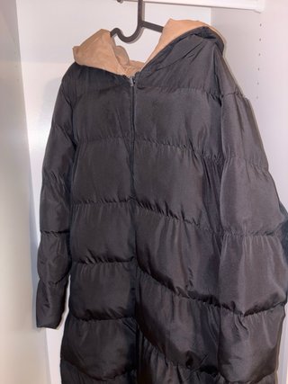 Abrigo acolchado negro con capucha