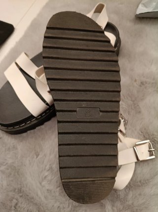 Sandalias planas blancas y negras