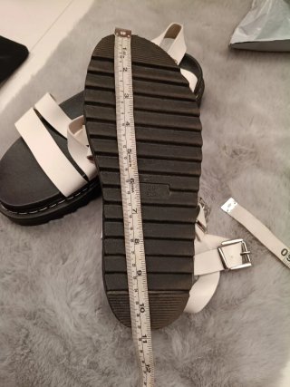 Sandalias planas blancas y negras