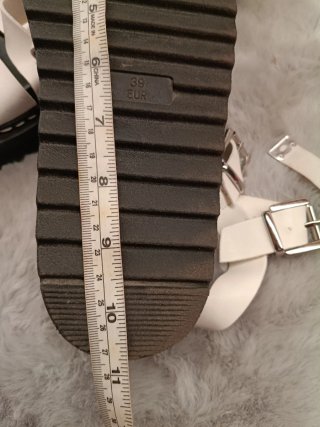 Sandalias planas blancas y negras