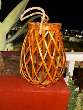 Linterna de mimbre con cuerda