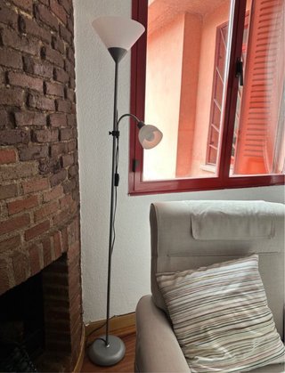 Lámpara de pie gris y blanca