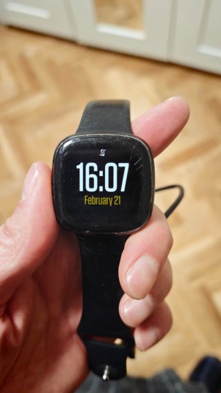 Fitbit Versa 3. Con cargador y correa nueva.