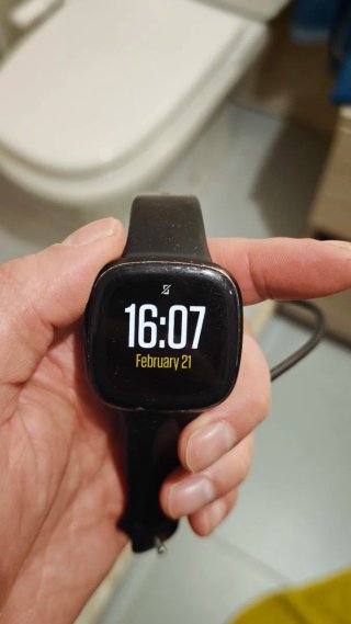 Fitbit Versa 3. Con cargador y correa nueva.