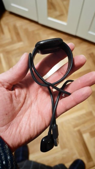 Fitbit Versa 3. Con cargador y correa nueva.