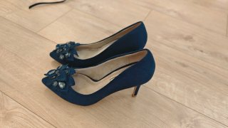 Zapatos de tacón azul con pedrería Talla 38 Corina