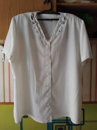 Blusa blanca con encaje en cuello