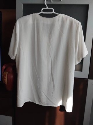 Blusa blanca con encaje en cuello