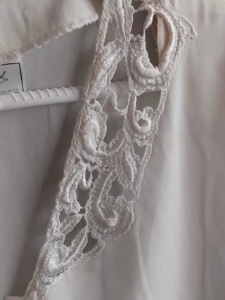 Blusa blanca con encaje en cuello