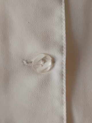 Blusa blanca con encaje en cuello
