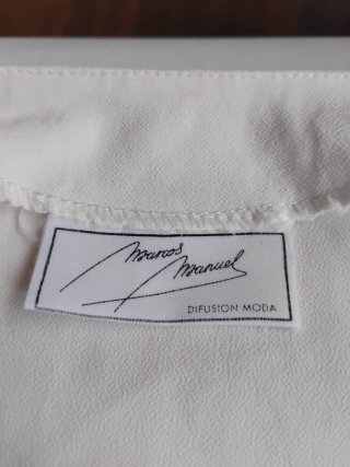 Blusa blanca con encaje en cuello