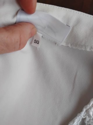 Blusa blanca con encaje en cuello