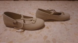 Zapatos planos beige con lazo