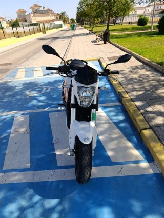 Benelli BN 251 Naked Blanca y Negra