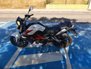 Benelli BN 251 Naked Blanca y Negra