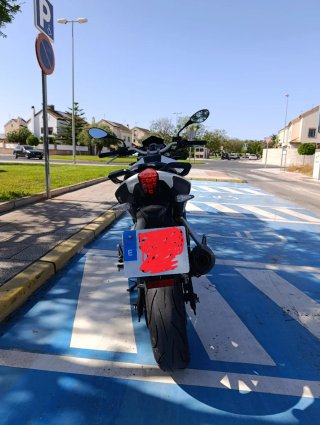 Benelli BN 251 Naked Blanca y Negra