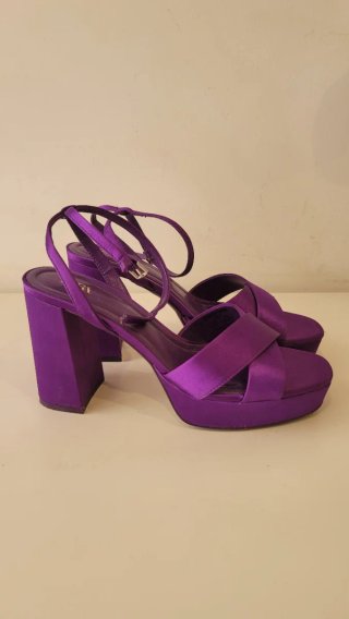 Sandalias de tacón moradas Zara