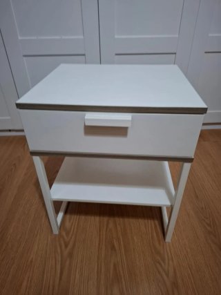 Mesita de noche blanca con cajón