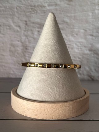 Pulsera dorada con detalles brillantes