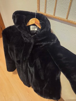 Chaqueta pelo sintético Stradivarius negra Talla S