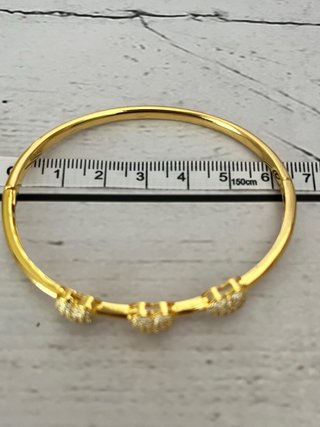 Pulsera dorada con corazones de circonita