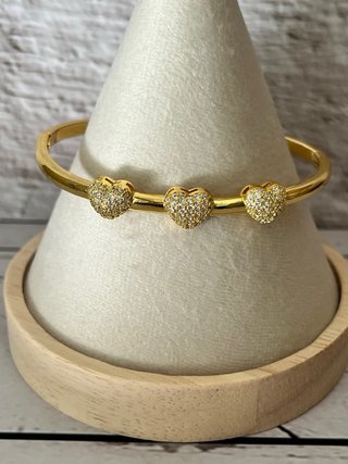 Pulsera dorada con corazones de circonita