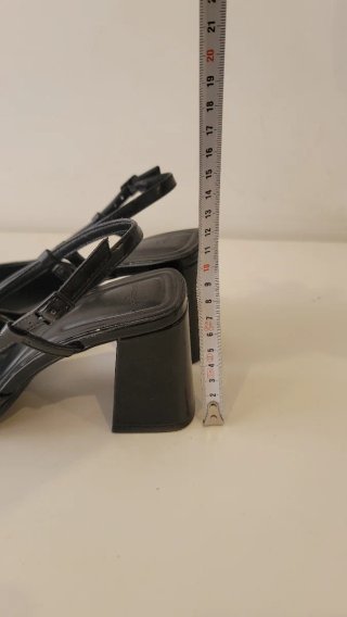 Zapatos Bershka tacón destalonados negros
