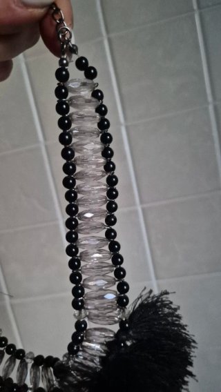 Collana nera con perline e frange
