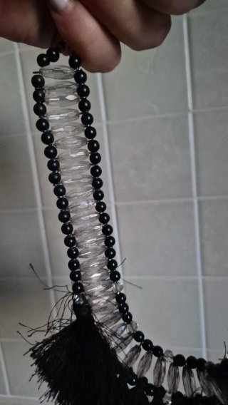Collana nera con perline e frange